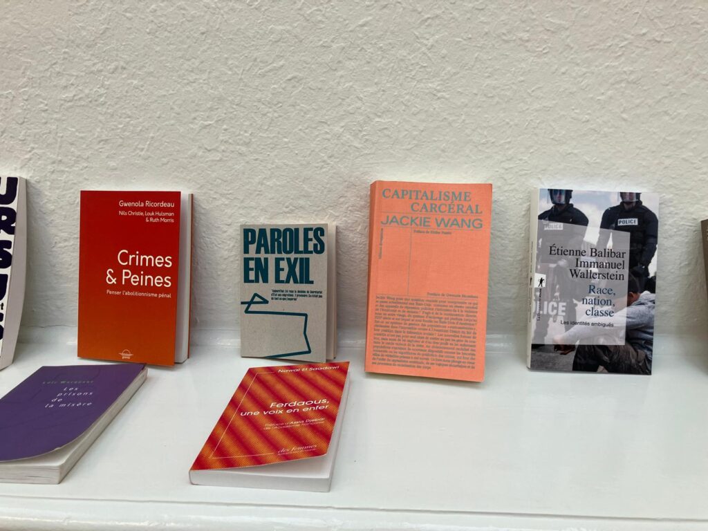 Ein Tisch an der Wand mit verschiedenen Bücher