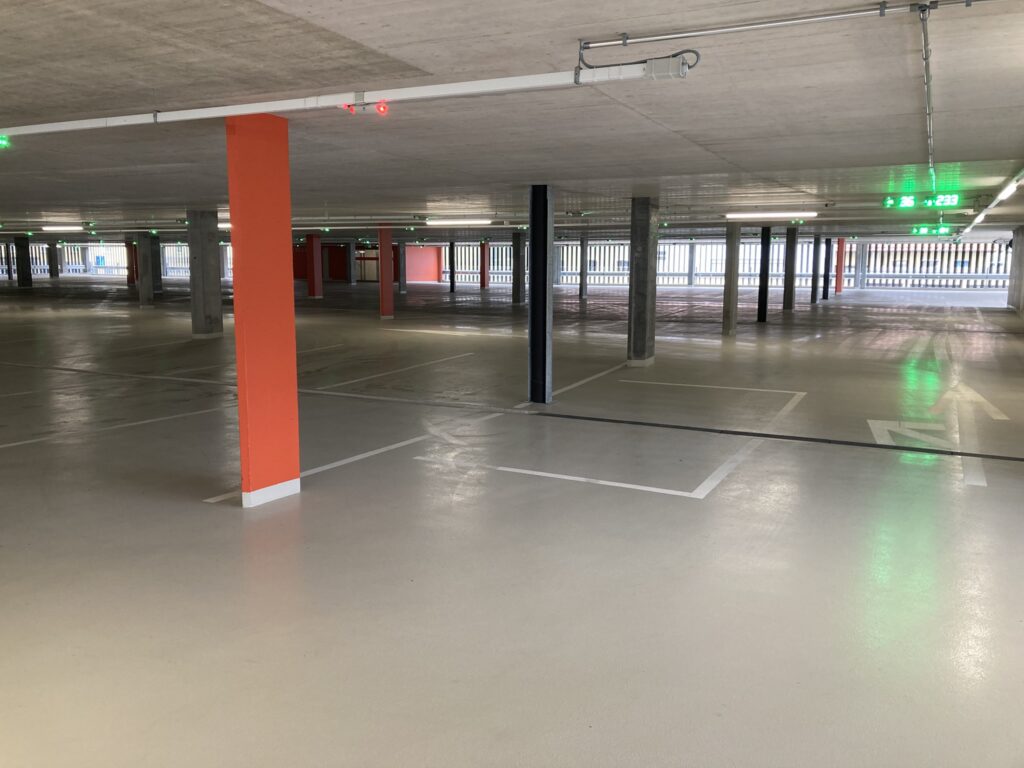 Innenansicht eines neuen Parkhauses, ohne parkierte Autos.